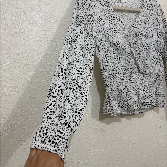 Japna Black and White long sleeves  Patterned Blouse elastic waist - Picture 3 of 7
